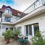Aparthotel Squash & 3*